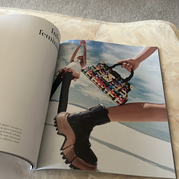 Louis Vuitton Book - Picture 6 of 6